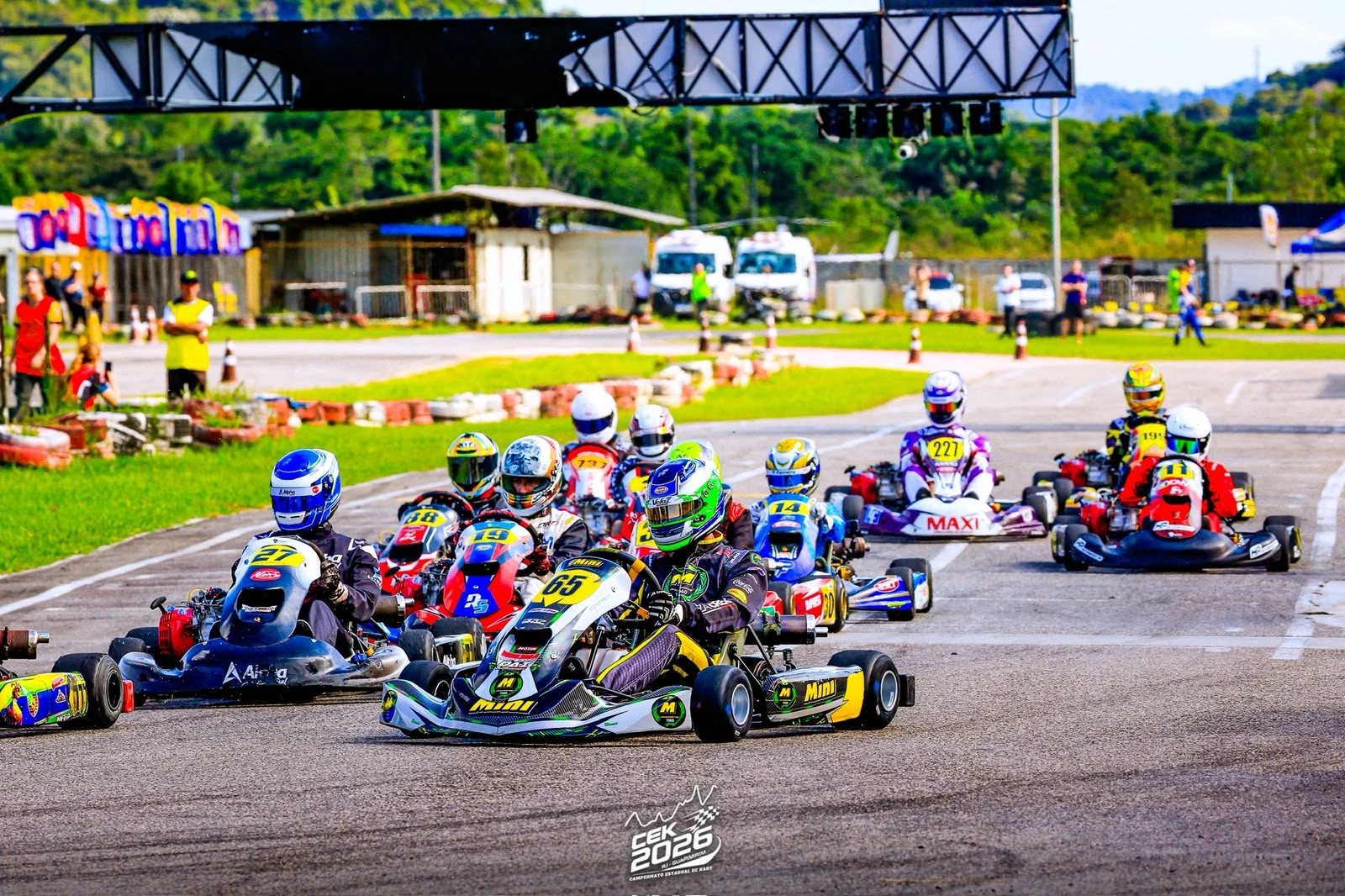 Grid disputando uma corrida de campeonato no KIG