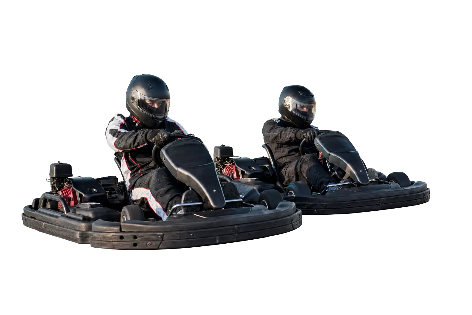 Dois pilotos disputando posição em seus karts
