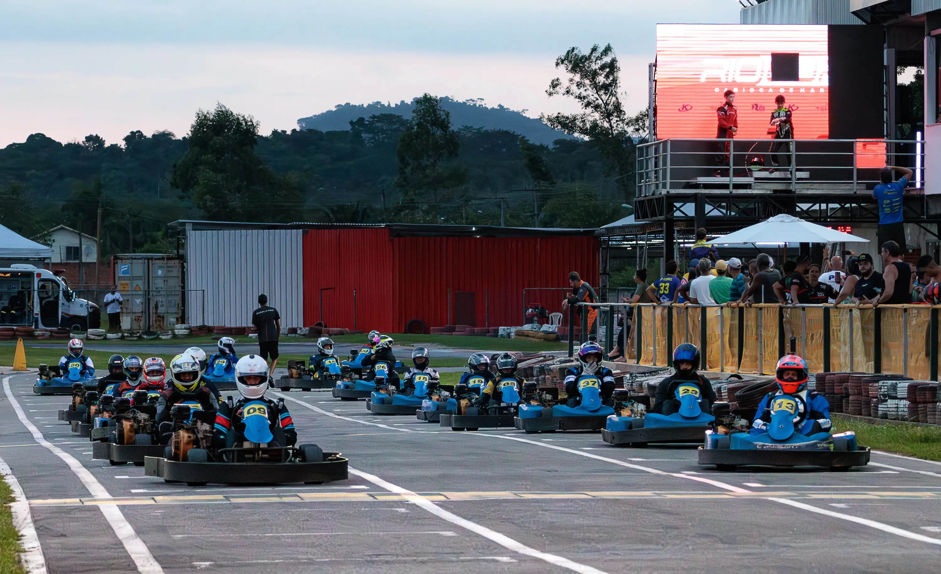 Karts alinhados na pista outdoor do KIG ao entardecer