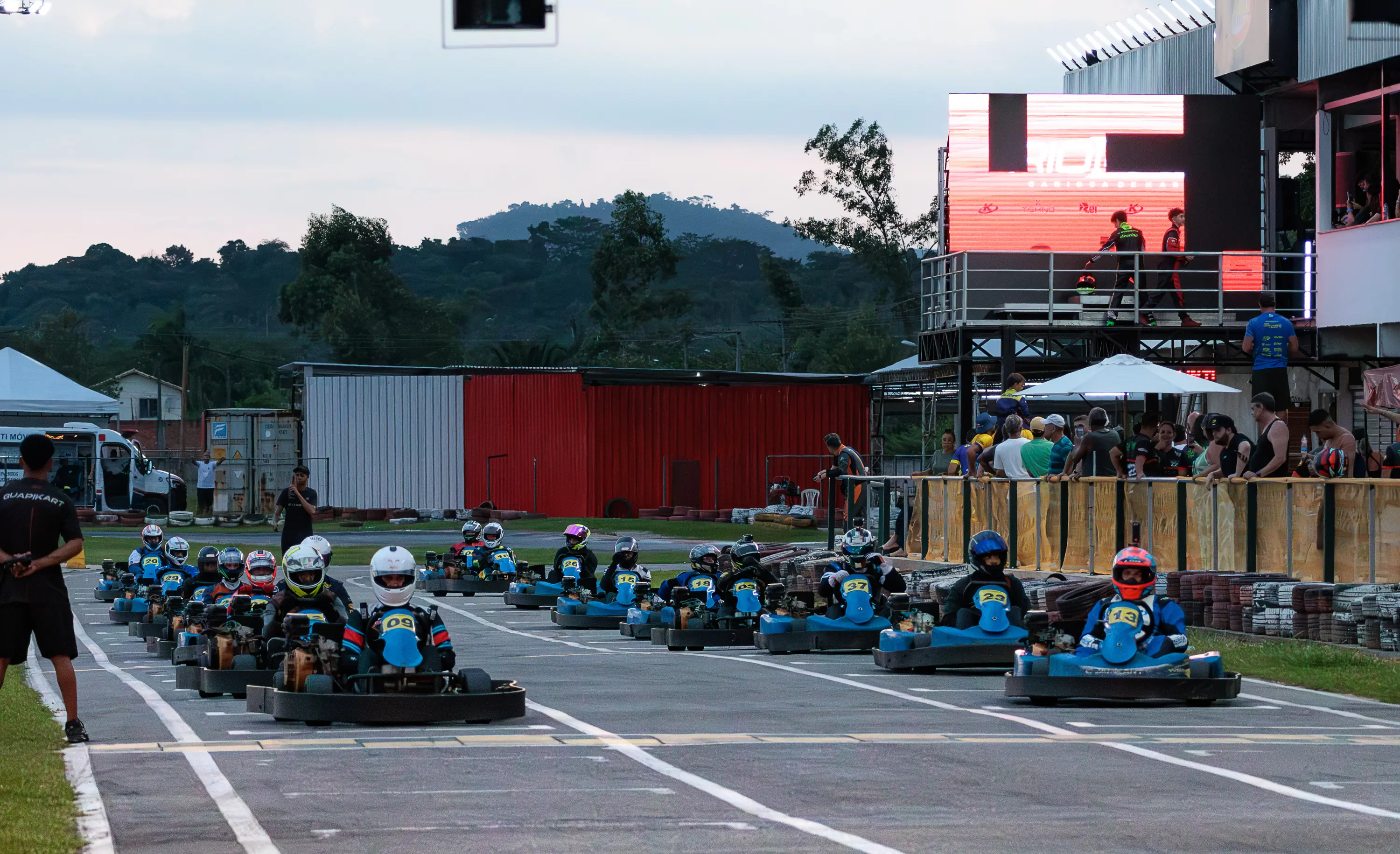 Grid de karts reunido na pista do KIG ao anoitecer