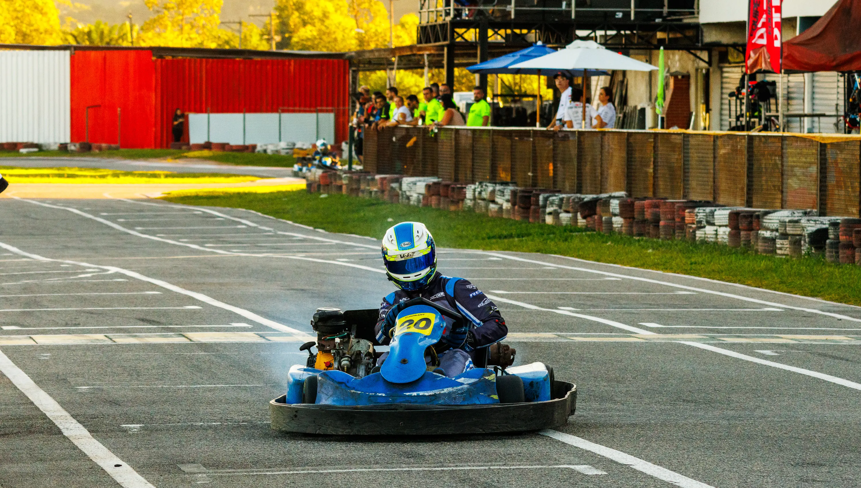 Kart de aluguel acelerando na pista seca do KIG durante o dia